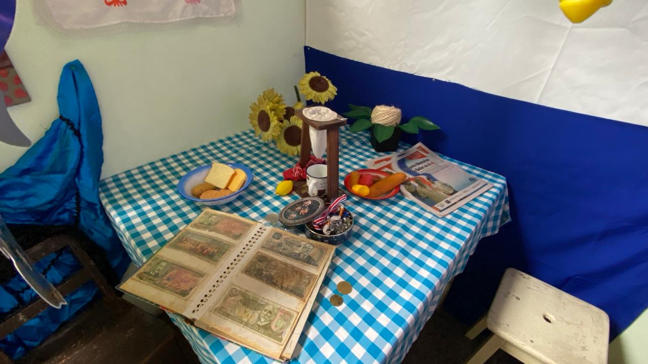 Mesa con artículos antiguos