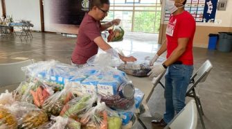El personal del CTP sigue las medidas de seguridad durante la entrega de alimentos.