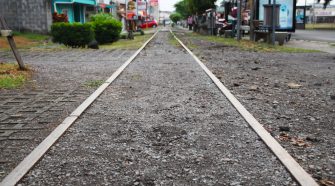 La línea férrea atraviesa el distrito de San Antonio de este a oeste.