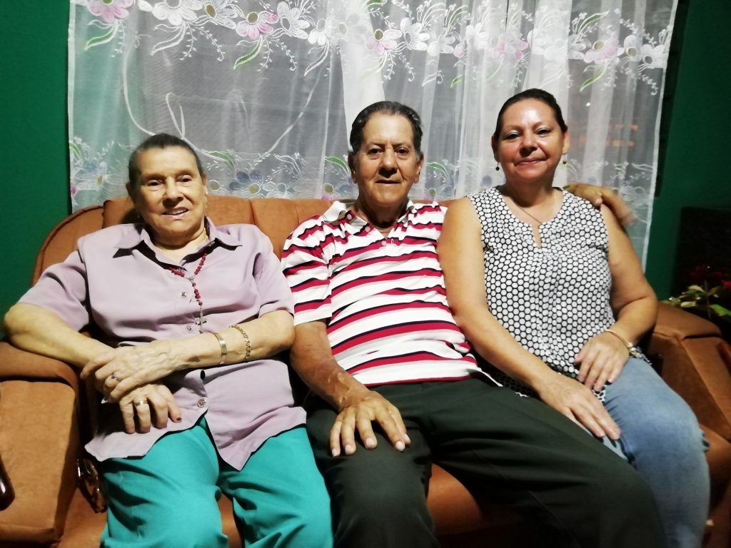 Teresa y Carlos junto a su sobrina Ana Zeneida disfrutan las tardes en la casa que les heredó su abuelo, Ramón Barroeta.