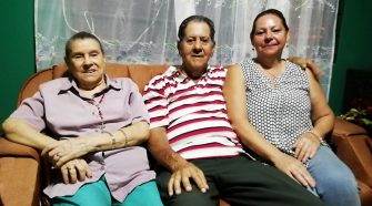 Teresa y Carlos junto a su sobrina Ana Zeneida disfrutan las tardes en la casa que les heredó su abuelo, Ramón Barroeta.
