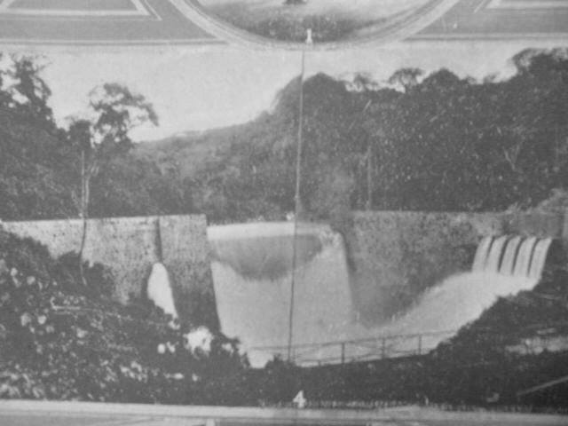 En esta fotografía publicada en El Libro Azul de Costa Rica de 1916, se puede apreciar la represa hidroeléctrica Belén apenas unos años después de construida. Se denota la manipulación del caudal del río y la amplia cobertura vegetal a su alrededor.