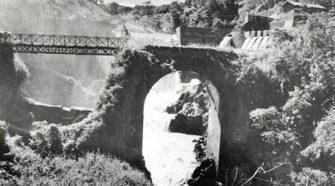Esta foto publicada por el CNFL en 1945 muestra el reforzamiento que tuvo Puente Mulas. En esos años se cuenta que ese puente se encontraba en mal estado y cuando se pasaba por la parte reforzada se generaba un movimiento mecedor.