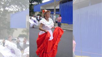 Mamá Fela en uno de los desfiles del 15 de setiembre