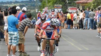 Con gran algarabía, los belemitas disfrutaban del Circuito Presidente. Fotografías del año 2012, tomadas de la página de facebook Vuelta Costa Rica Circuito Presidente Belén.