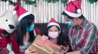 Las mascarillas deben estar presentes en nuestras fiestas navideñas.