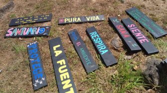 Los rótulos ambientales elaborados en el taller enviaban mensajes para sensibilizar a la población.