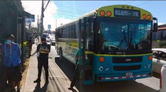 El sospechoso fue detenido en un autobus con destino a Belén. Foto cortesía del Ministerio de Seguridad Pública.