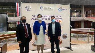 La Sra. Grace Badilla López, Presidenta de la Junta Directiva del Banco Popular; el Gerente General del Banco, Marvin Rodríguez Calderón (a la izquierda); y Franklin Corella Vargas, Director Nacional de Dinadeco, participaron el acto donde se anunció al Banco Popular como patrocinador del VIII Congreso Nacional de Asociaciones de Desarrollo.