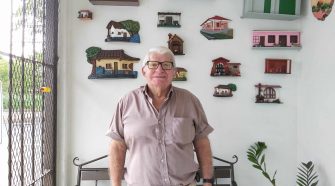 Don Carlos es un polifacético belemita que tiene como una de sus misiones en la vida hacer feliz a la gente.