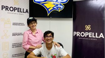 José Gabriel Rodríguez al lado de su mamá, Lucrecia Murillo. José menciona que es un logro compartido entre ambos. Foto cortesía de Propella Costa Rica.