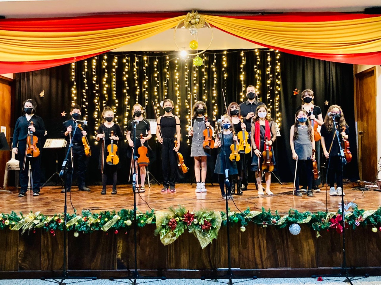 Estudiantes de violín de ADILA, durante la presentación del 1 de diciembre.