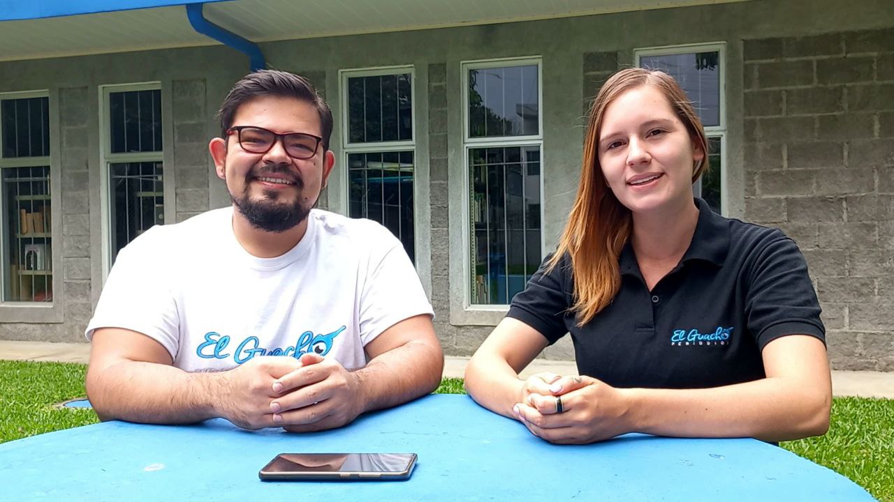 De izquierda a derecha, Emmanuel Hernández y Raquel Soto, productores del podcast “Voces Activas”, acreedor de Puntos de Cultura 2022.
