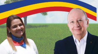 Dr. Rodolfo Hernández: Candidato a la presidencia, por el Partido Republicano, junto a Jaqueline González, candidata a Diputada.
