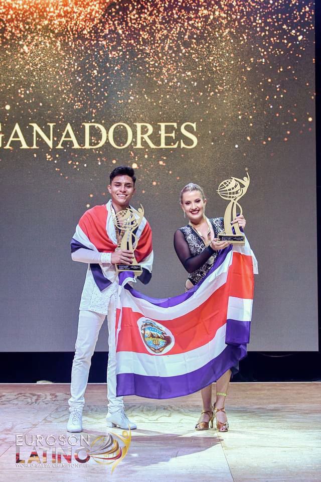Nicole Ariana junto a su pareja de baile en la premiación del certamen internacional.