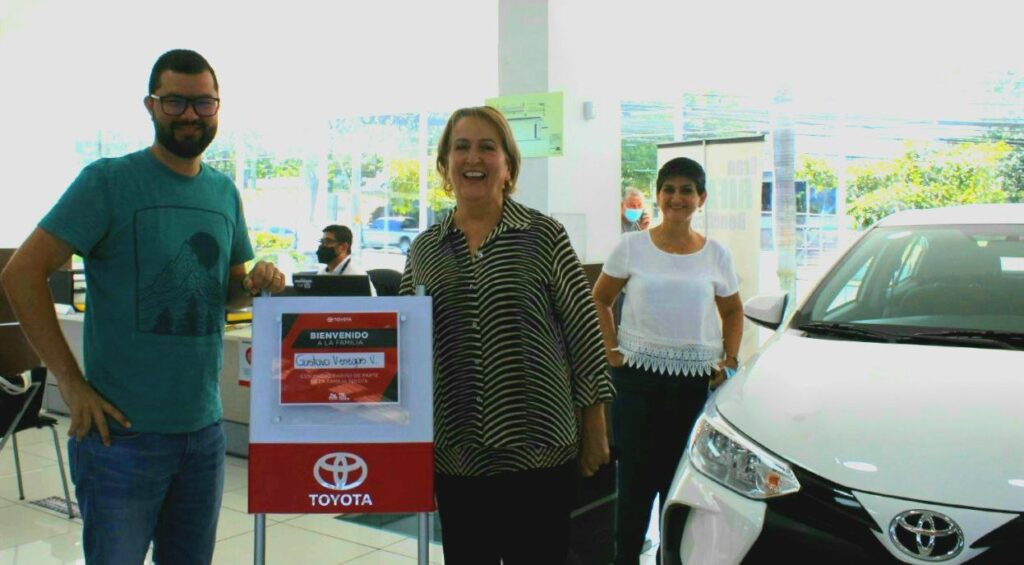 La señora Olga Solano, presidenta de la Fundación de Cuidados Paliativos Belén, entrega el vehículo al ganador de la rifa.