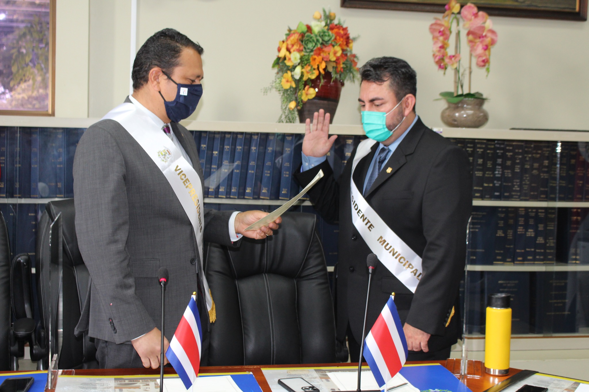 Minor González fue electo Presidente Municipal y juramentado por Eddie Méndez, quien ocupará la vicepresidencia. Foto tomada de Municipalidad de Belén.