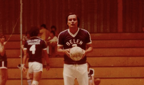 Mario Araya durante un partido de voleibol en Zarcero en julio de 1977. Foto: Cortesía de su familia.