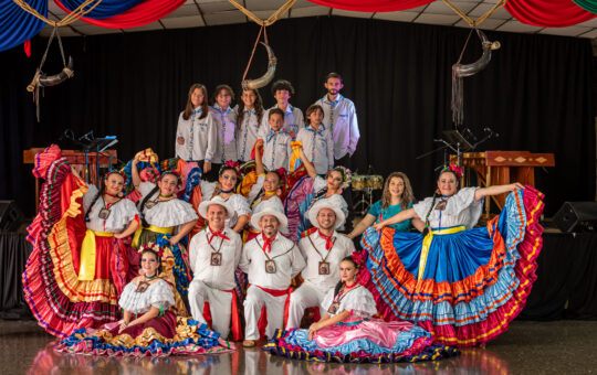 Ensamble de Marimba y Compañía Folclórica de ADI La Ribera. Foto cortesía de ADI La Ribera.