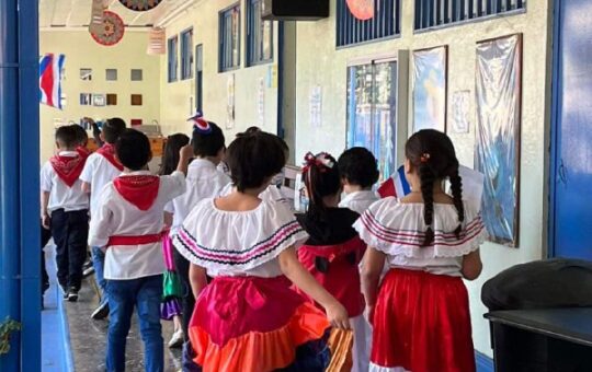 Escuelas del cantón celebraron la festividad a lo interno.