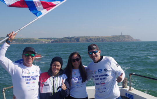 Rocío Mora junto a su entrenador y acompañantes cerca de las costas francesas