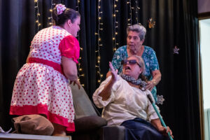 Adultos mayores durante la puesta en escena de una obra de teatro en el Salón Comunal de La Asunción en 2021. Foto de Eric Segura.