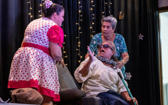 Adultos mayores durante la puesta en escena de una obra de teatro en el Salón Comunal de La Asunción en 2021. Foto de Eric Segura.