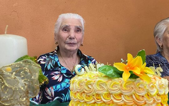 Luz María González Villegas cumplirá cien años de vida en mayo del 2023, pero los vecinos de San Vicente le dedicaron una fiesta desde ya.