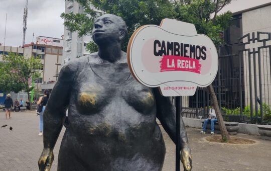 La escultura La Chola, en San José, posee desde incios de enero el eslogan de la campaña Cambiemos la regla.