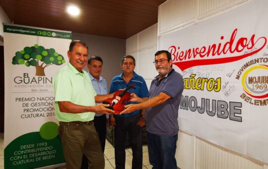 Momento de la entrega de los violines a la Asociación Cultural El Guapinol y la Comisión pro-orquesta sinfónica belemita.