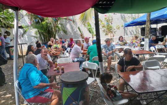 Los vecinos disfrutaron de las comidas y las actividades culturales del turno.