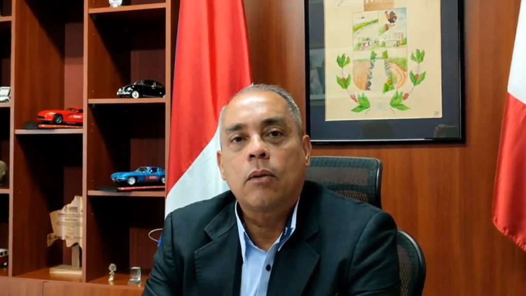 Alvardo fue embajador en Guatemala en el periodo 2002-2006 y diputado entre 1998 y 2002.