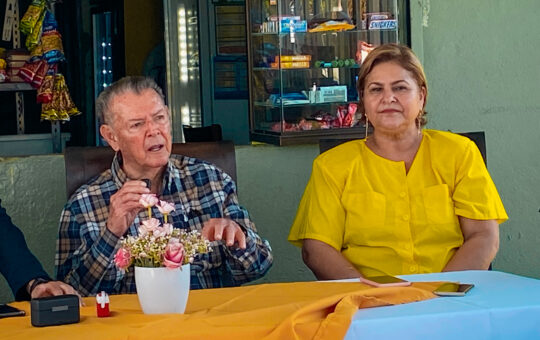 Joaquín Chaves, nieto de Fidel Chaves Murillo, relatando la historia de la escuela centenaria. A su lado, la actual directora, Beatriz Chaves. Foto: Alejandro Umaña