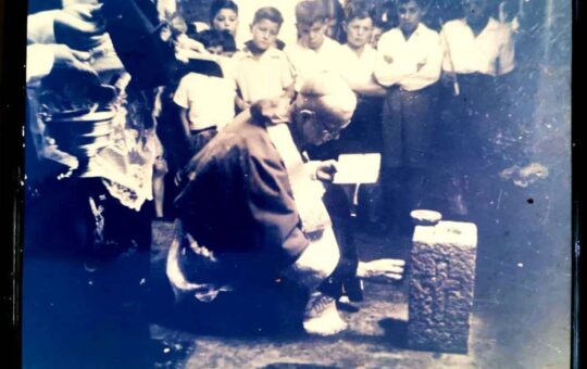 Colocación de la primera roca de la Escuela y bendición del sacerdote, 1923. Foto cortesía de la Escuela Fidel Chaves.