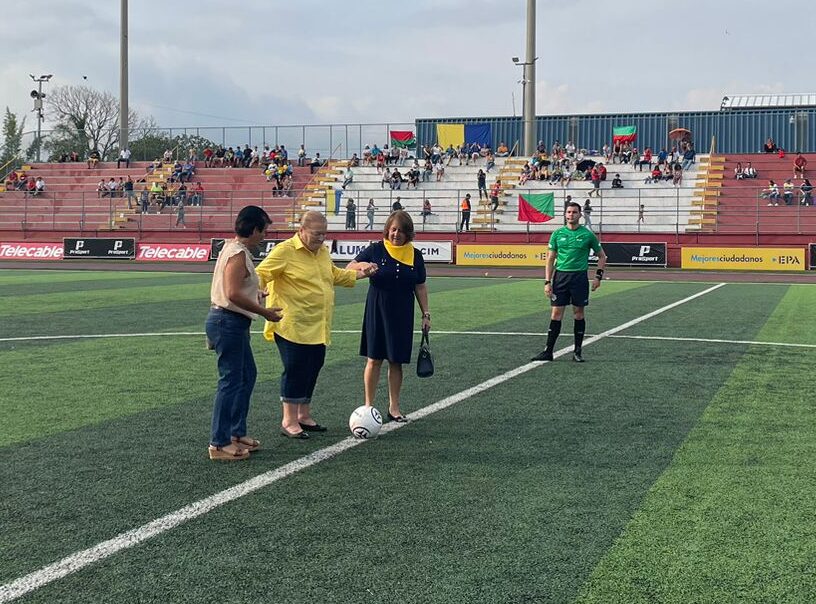 Pina Delgado la dedicada de lujo de un partido de fútbol de Segunda