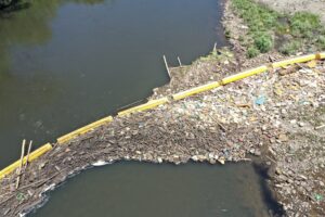 La barda flota sobre el río Virilla y recolecta los residuos. Foto de Corporación Pedregal.