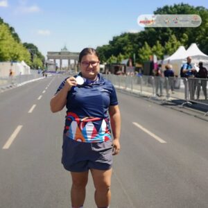 Ana María Zumbado celebrando su medalla de plata. Foto por el Comité Cantonal de Deportes y Recreación de Belén.