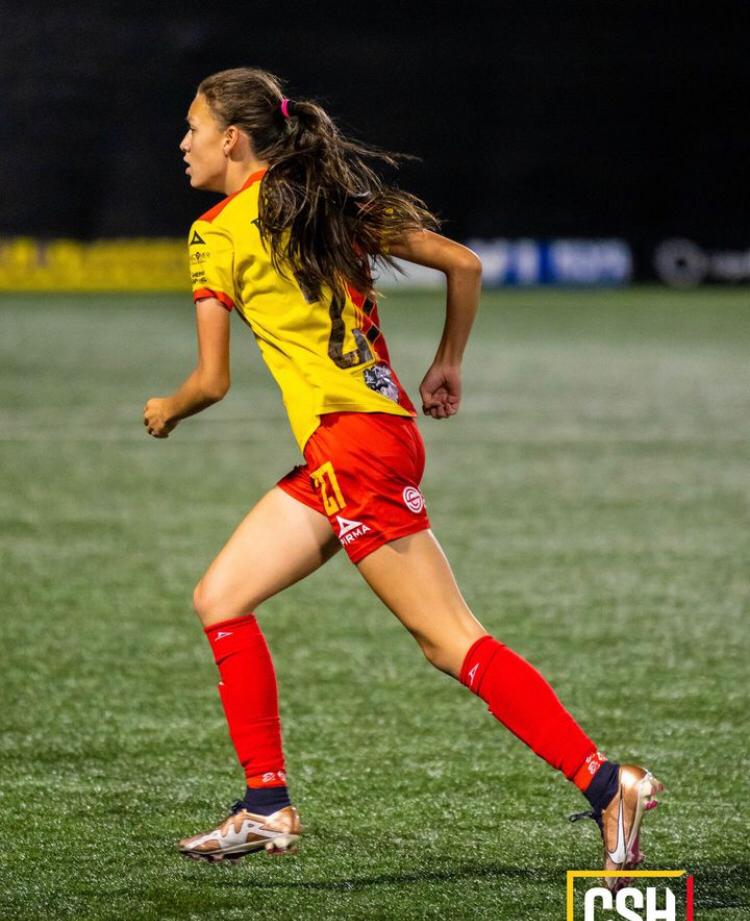 Fabiana juega como mediocampista en el Club Sport Herediano.  