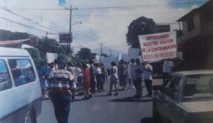 Participación de belemitas en manifestación contra relleno sanitario en el año 1996. (Material de Francisco Villegas).