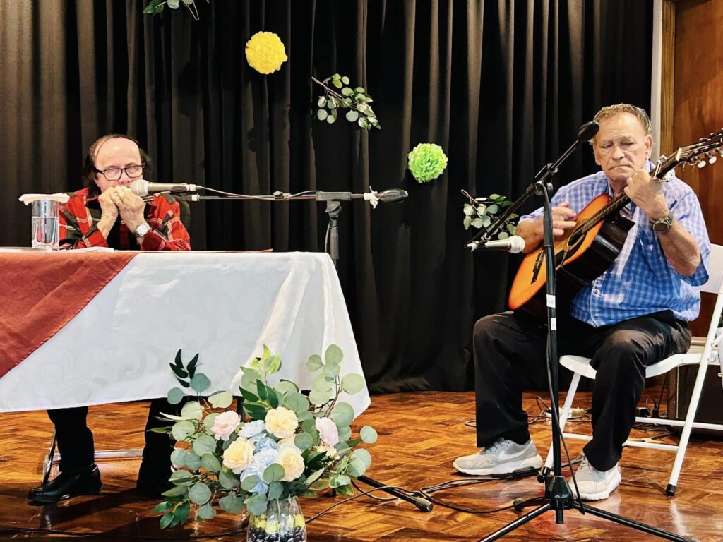 En la foto se aprecia al autor Carlos Garro Zumbado, cantando junto a su amigo Mario Salas Núñez. Fotografías cortesía de ADILA.