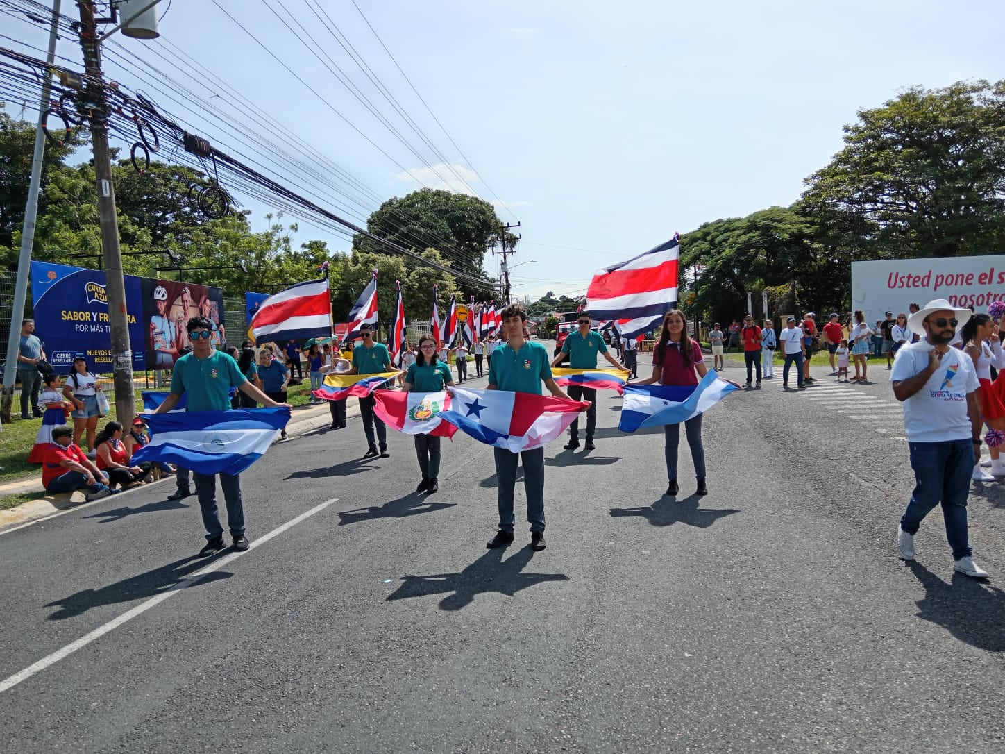 Las banderas de varios países latinoamericanos estuvieron presentes en el desfiles. Foto de Ana Yancy Arce.