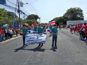 EL CTP Belén desfiló con las banderas de los países de su comunidad estudiantil. Foto de Ana Yancy Arce.