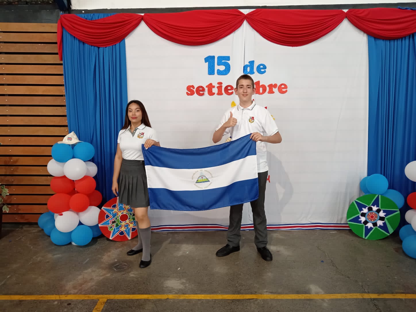 Estudiantes con la bandera de NIcaragua. Foto de Ana Yancy Arce.