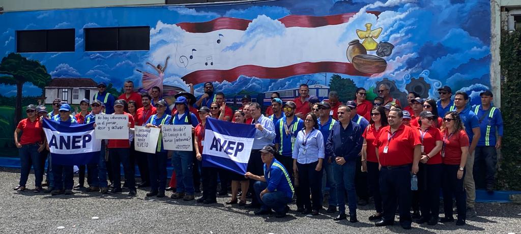El personal municipal tomó las calles del centro de San Antonio este miércoles para solicitar el aumento salarial. Foto de Francisco Rodríguez Oviedo.