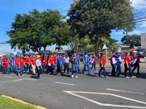 Los funcionarios municipales se han manifestado en las calles del cantón, solicitando la aprobación del aumento salarial. Foto de Francisco Rodríguez Oviedo.