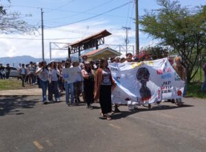 Marcha en conmemoración de la paz realizada en el Liceo de Belén. Foto de Karol Carmona.