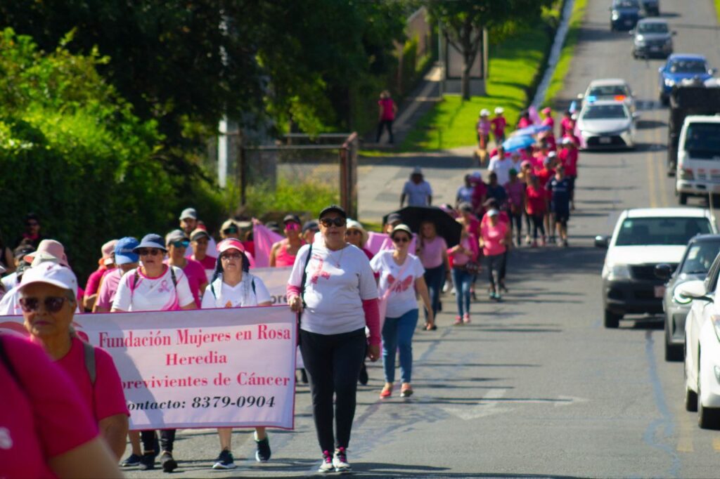 El desfile de la “Mancha rosada durante su recorrido por el cantón”. Foto cortesía del Comité Cantonal de Deportes y Recreación.
