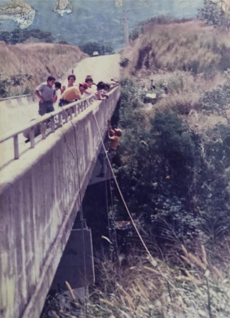 Prácticas de rescate en el puente sobre el río Virilla.