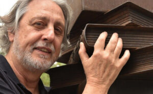 Luis Thenon, poeta argentino canadiense, presentará el libro "Meridianos". Foto de Semanario Universidad.