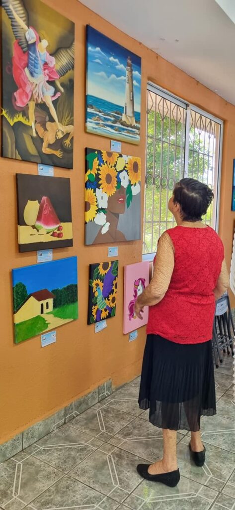 Las personas disfrutaron de la exposición de pinturas en el salón comunal de San Vicente. Foto tomada del Facebook de la Asociación de Vecinos de Barrio San Vicente.